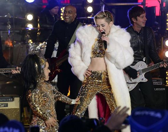 Miley-Cyrus -Performing-in-Times